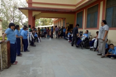 Children-waiting-with-a-scarft-to-welcome-Health-Kalon